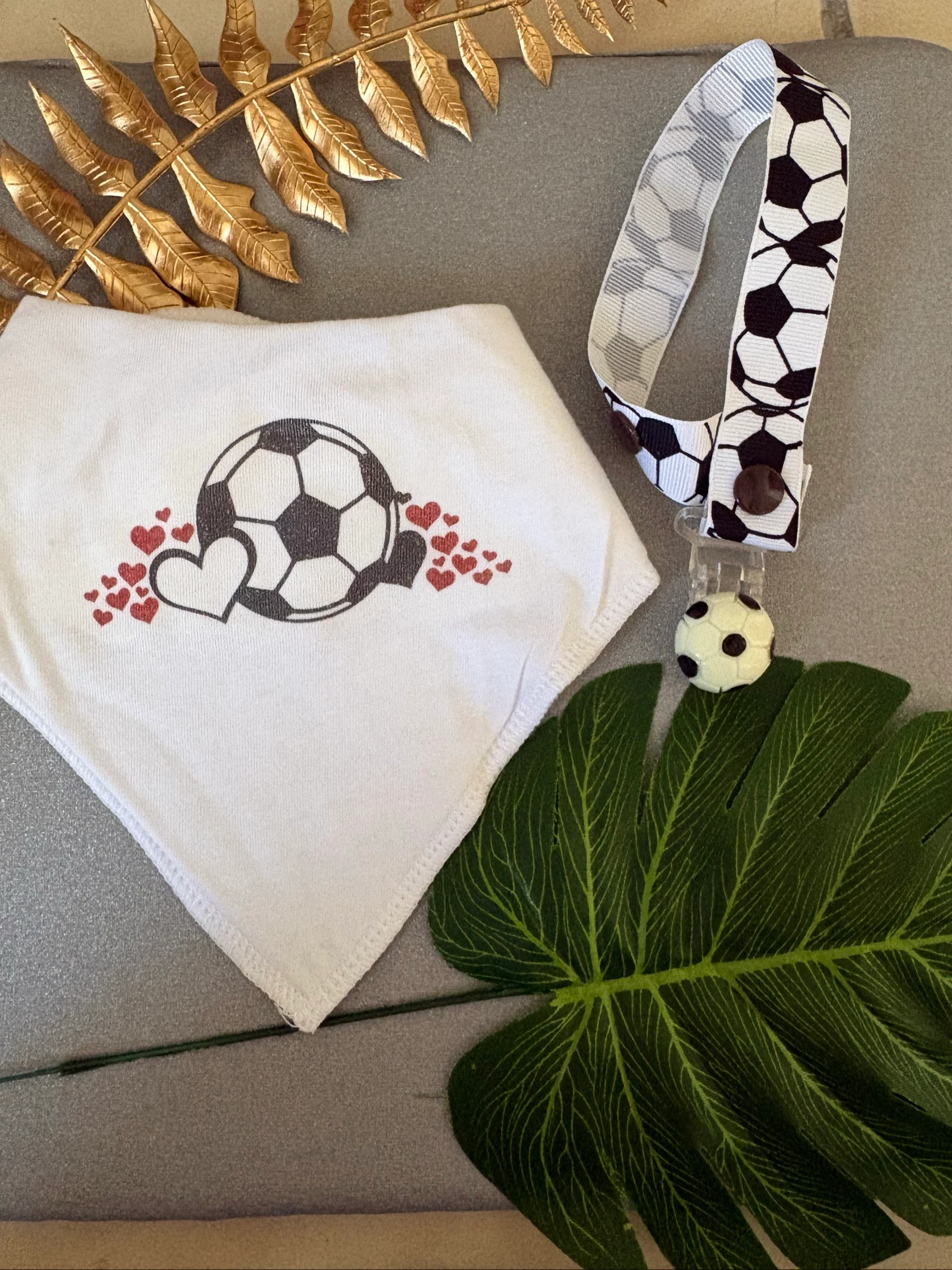Ensemble bébé Football – Bavoir + attache tétine ballon
